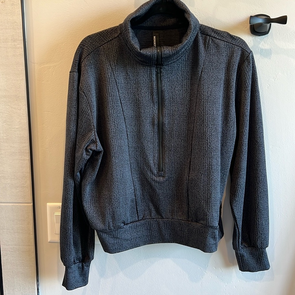 Lovely Mondetta gray and black patterned zipper long sleeve top size M, NWOT